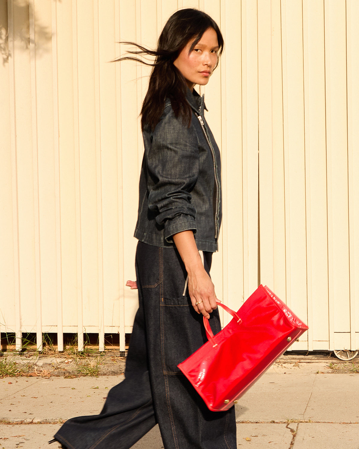 Model carrying the Super Red Sam.