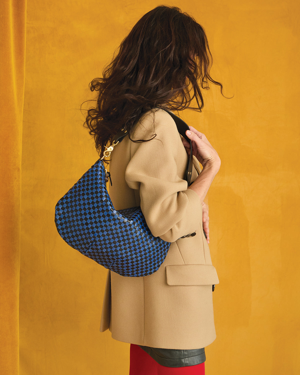 Model carrying the Black/Cobalt Checker Moyen Messenger.