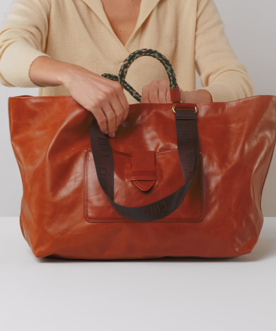 Model shows what fits in the Camel Grande Bateau