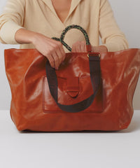 Model shows what fits in the Camel Grande Bateau