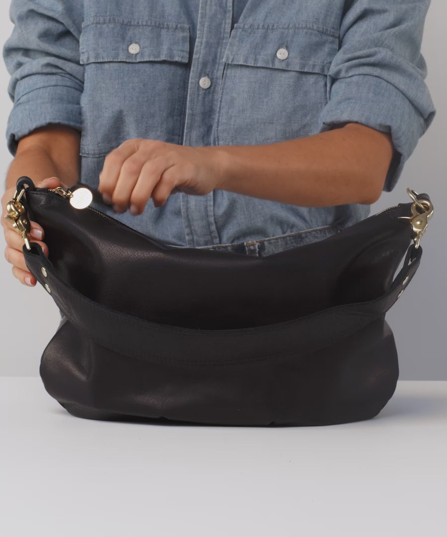 Model shows what fits in the Black Neptune Moyen Messenger