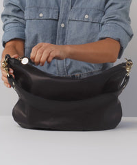 Model shows what fits in the Black Neptune Moyen Messenger