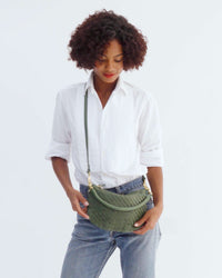 Vitoria switches the Petit Moyen from being worn across her body to being worn on her shoulder