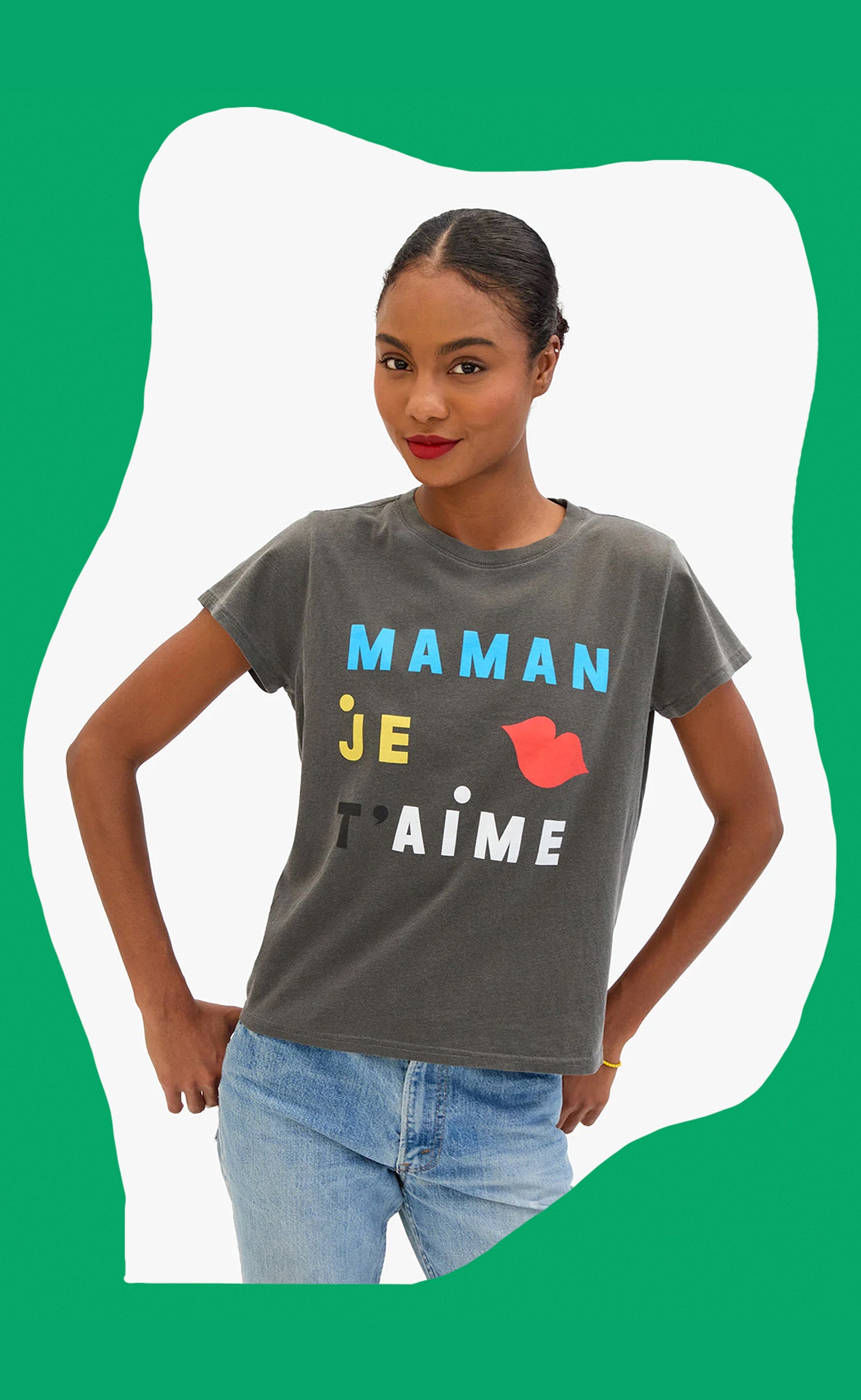Model wearing the faded black Maman Je T'aime Classic Tee with jeans. 