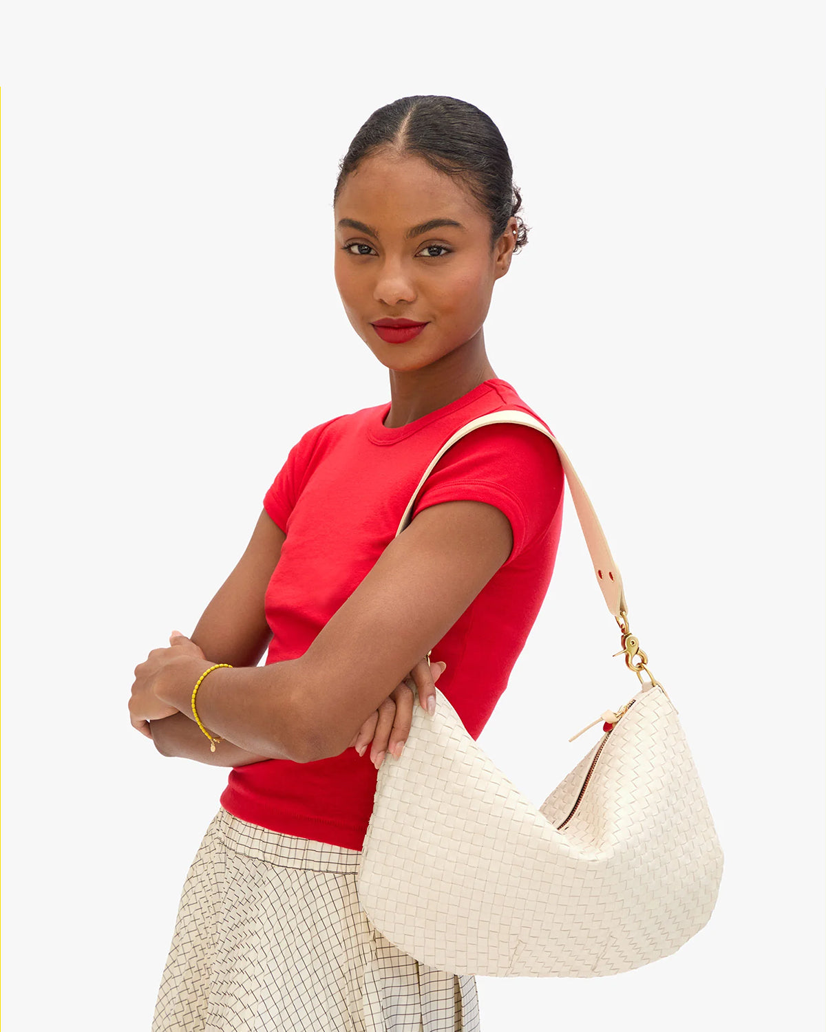 Model carrying the Cream Woven Moyen Messenger over her shoulder. 