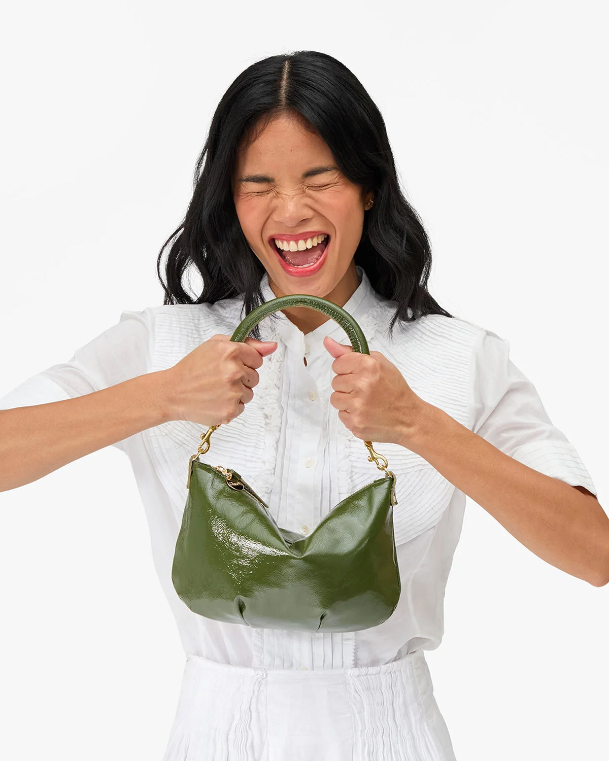Model holding the Army Crinkle Petit Moyen. 