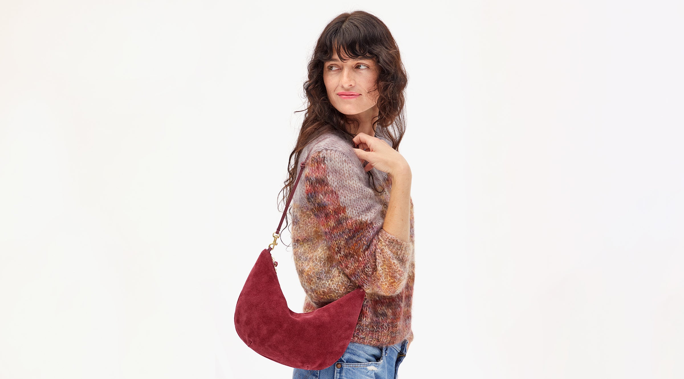 Model carrying the Currant Lune over her shoulder. 