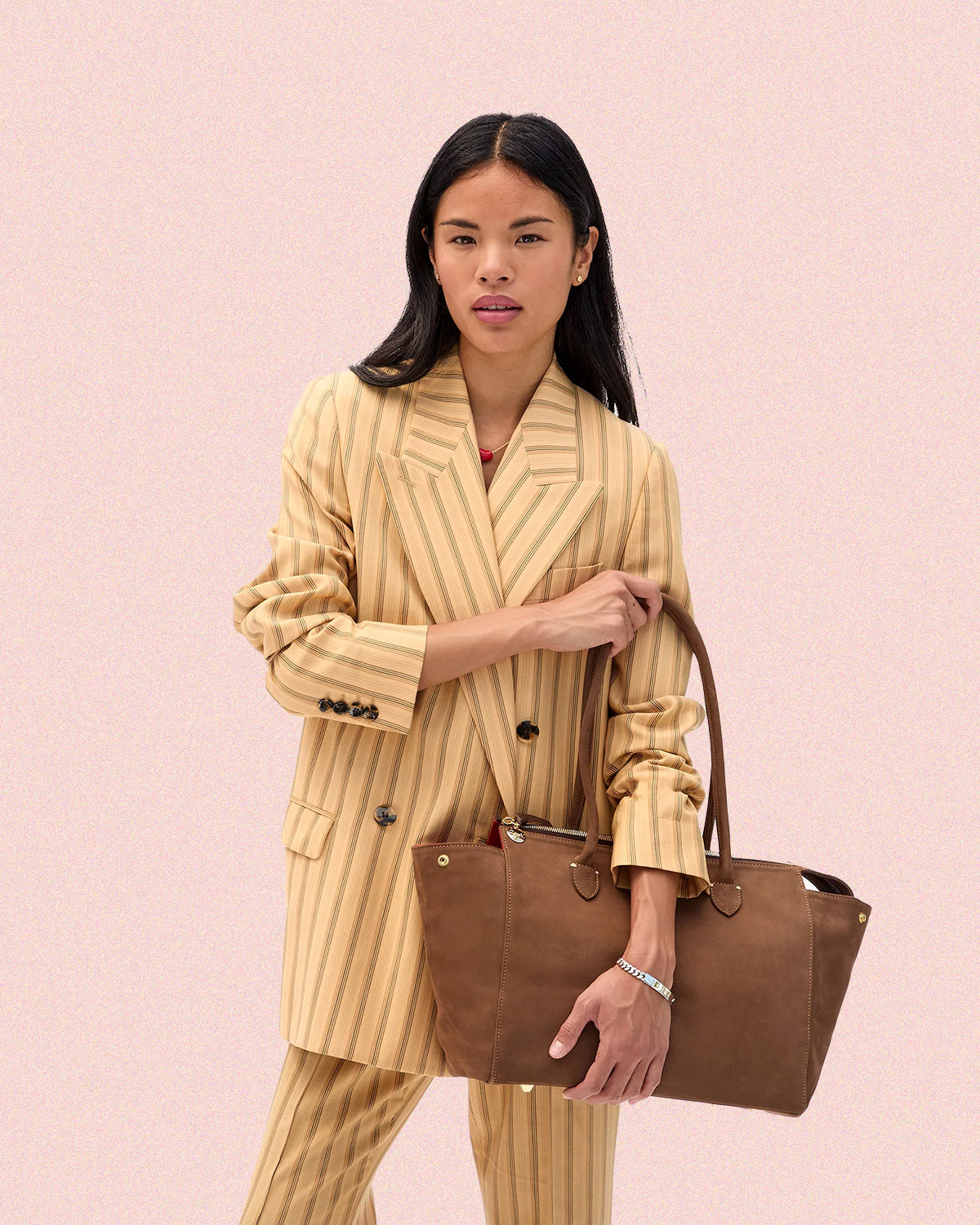Model carrying the Choco Bar Beatrice.
