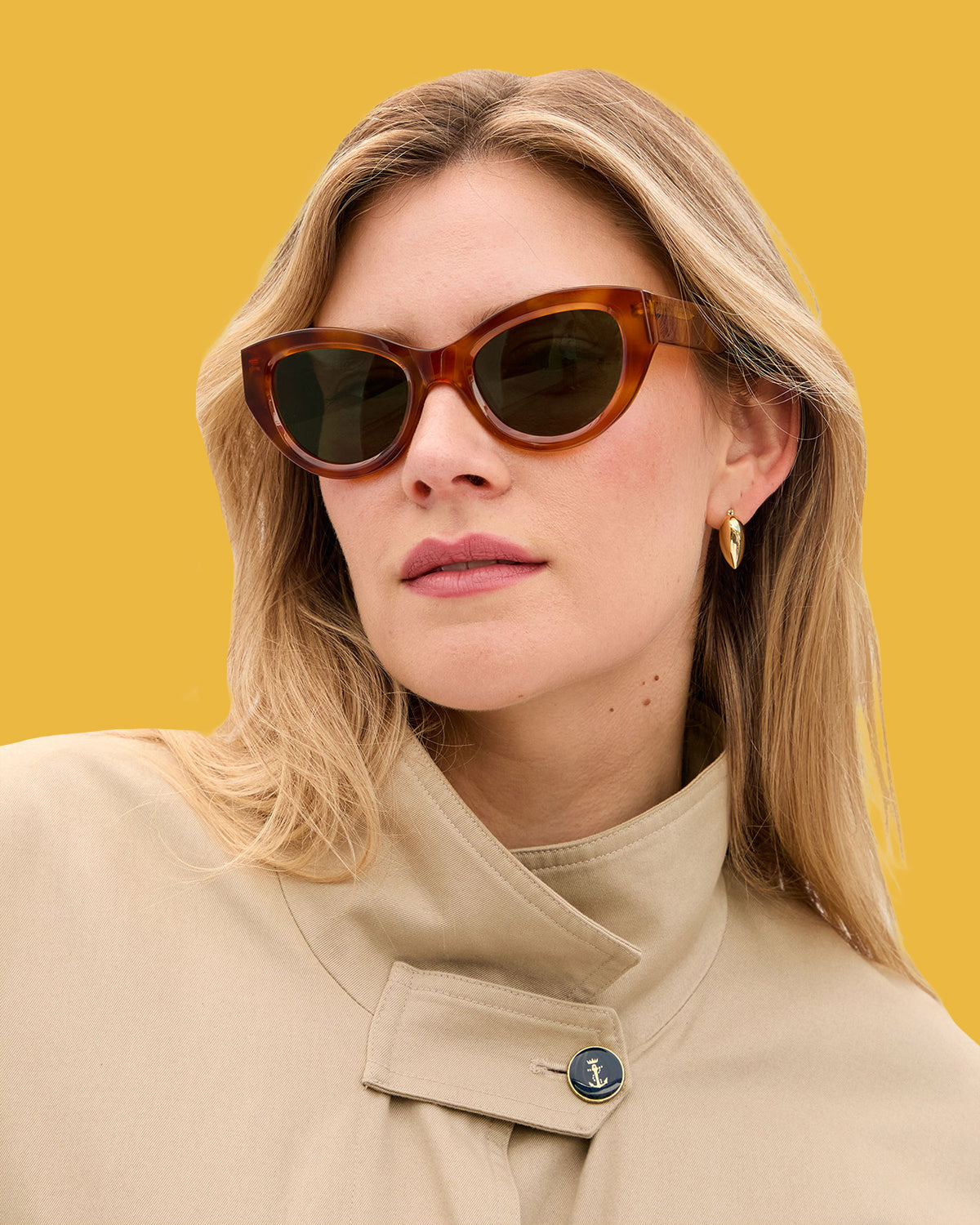 Model wearing Clare V. Sunglasses.