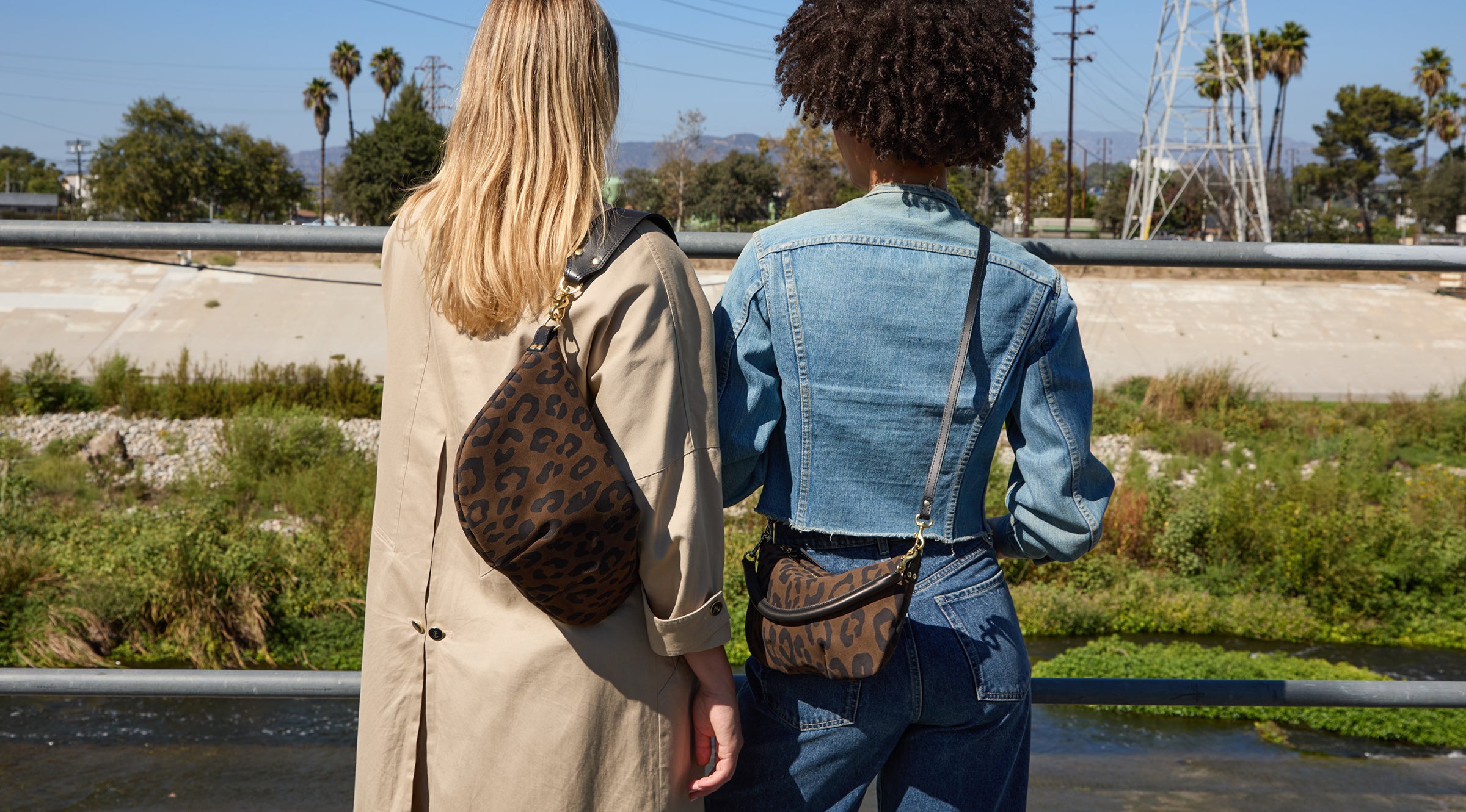 Model carrying the Cocoa Pablo Cat Moyen and Petit Moyen. 