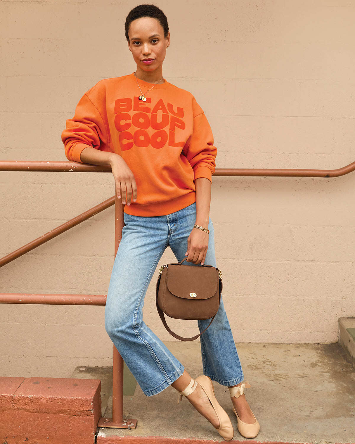 Model carrying the Choco Bar Louis.