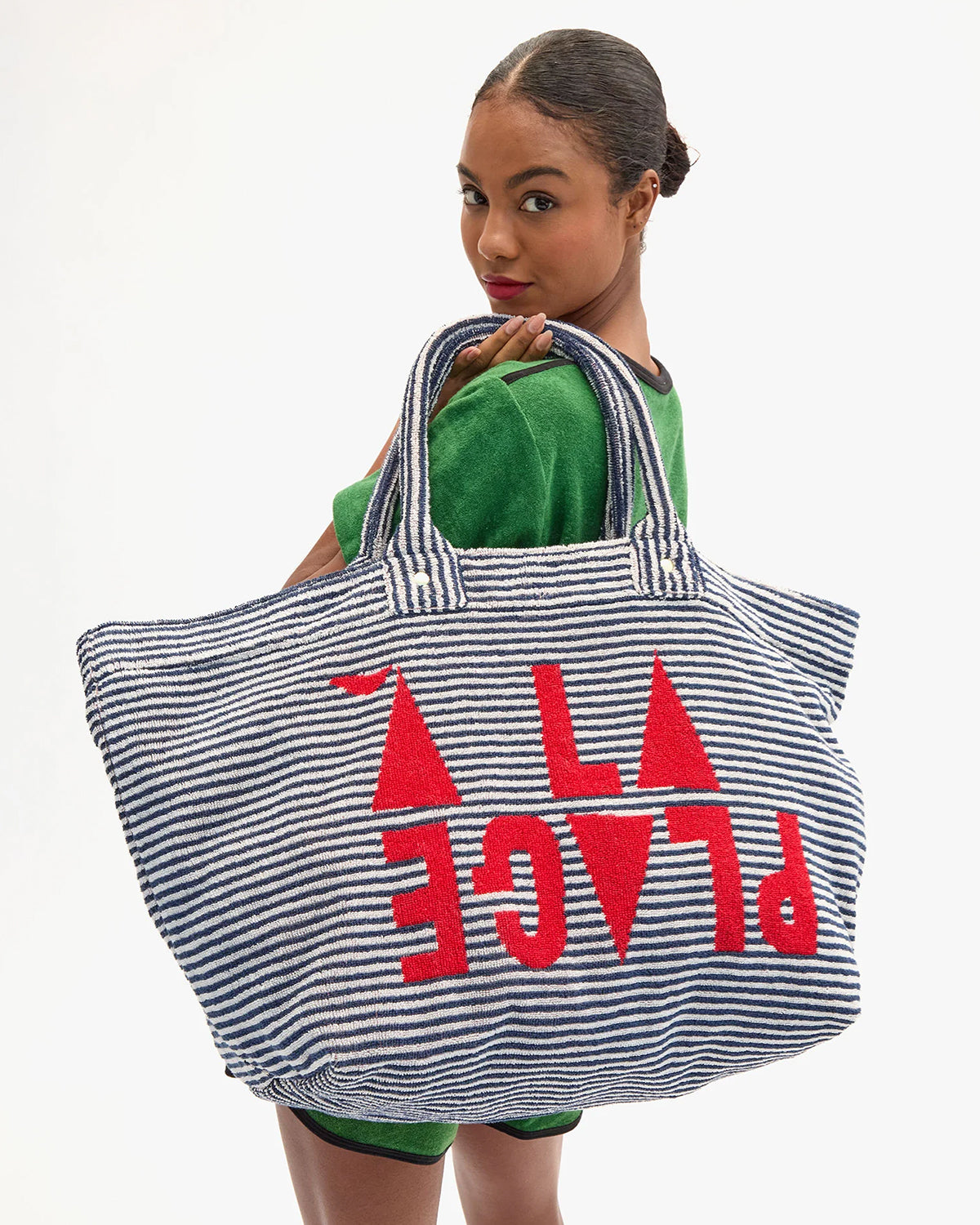 Model carrying La Plage Tote.