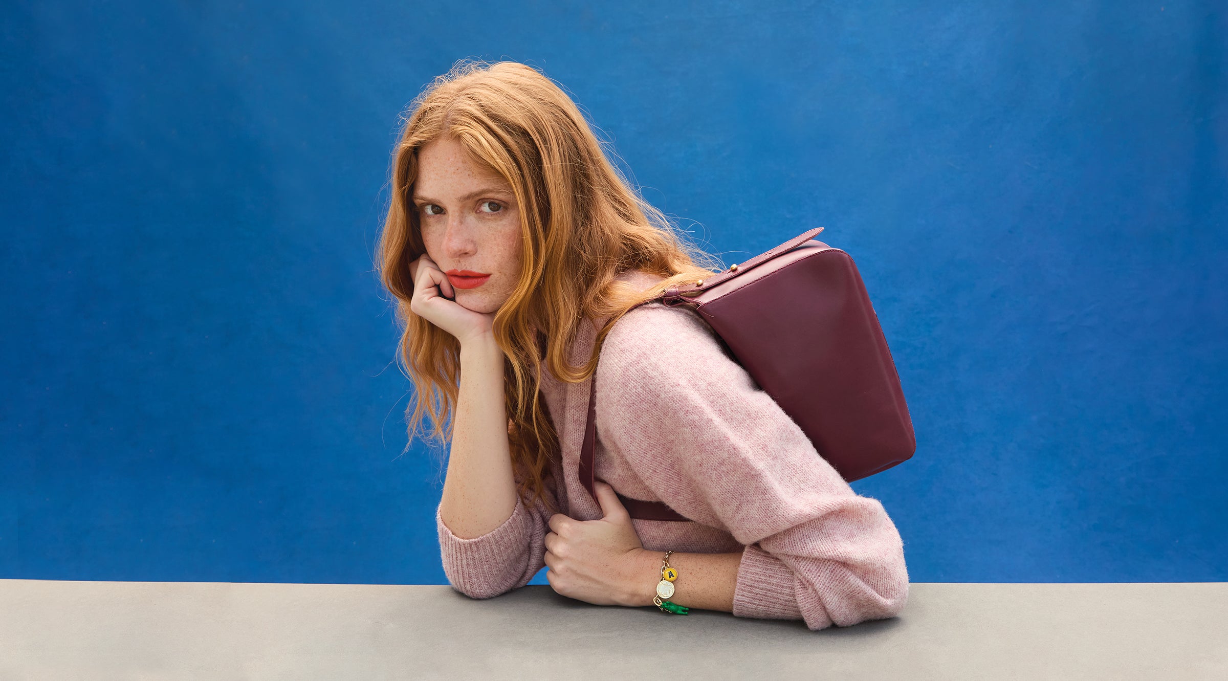 Model carrying the Plumingo Fleurine.