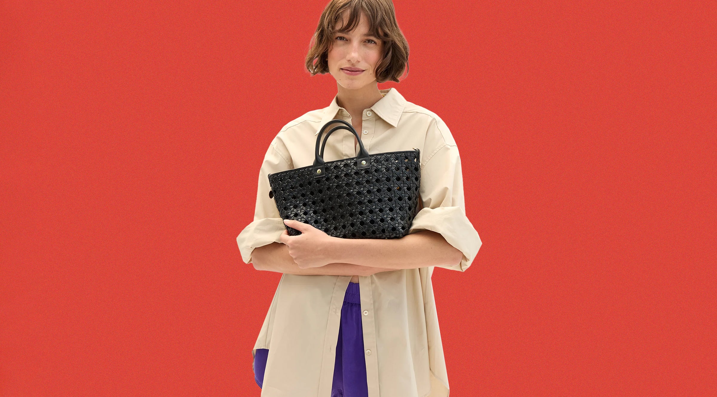 Model holding the Black Grande Rattan Bateau Bébé.