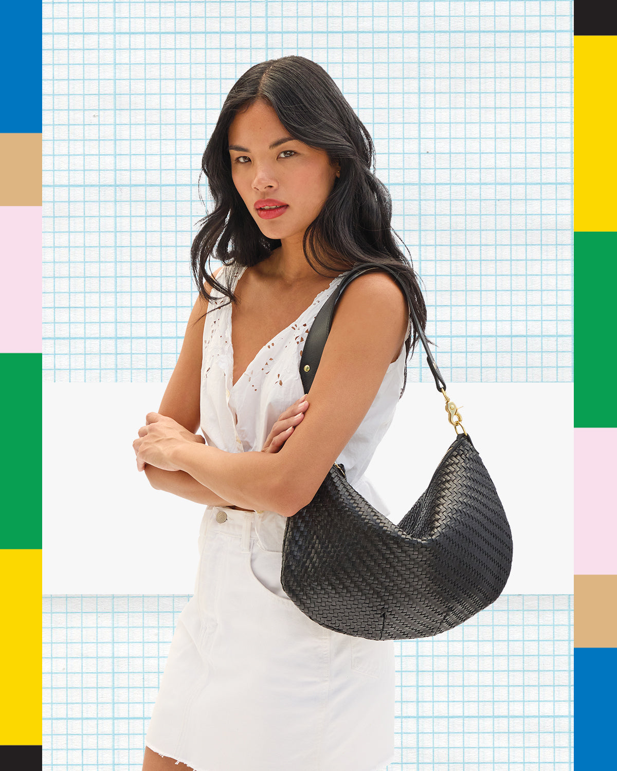Model carrying the Black Woven Zig Zag Moyen Messenger as a shoulder bag. 