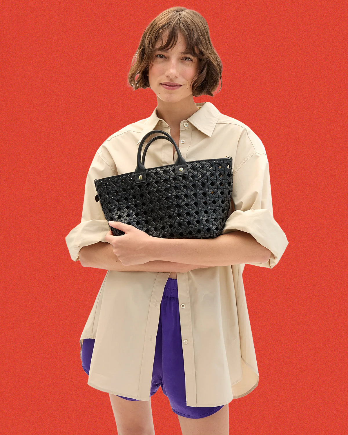 Model holding the Black Grande Rattan Bateau Bébé.