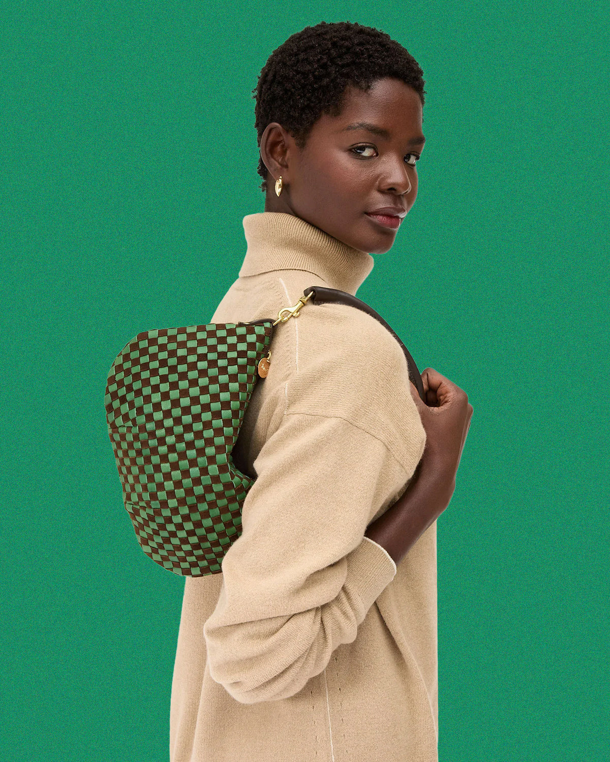Model carrying the Deep Pine and Chocolate Woven Petit Moyen.