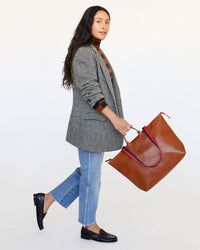 Andrea carrying the Le Zip Sac in Miel Rustic