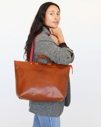 Andrea carrying the Le Zip Sac in Miel Rustic