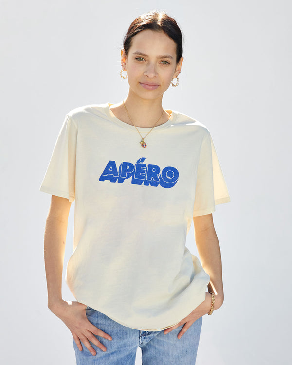 Aurelia in the Cream Apero Original Tee and jeans