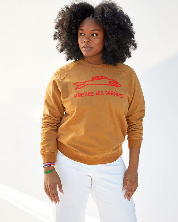 candice wearing the Camel Liberez les Sardines Sweatshirt with white jeans